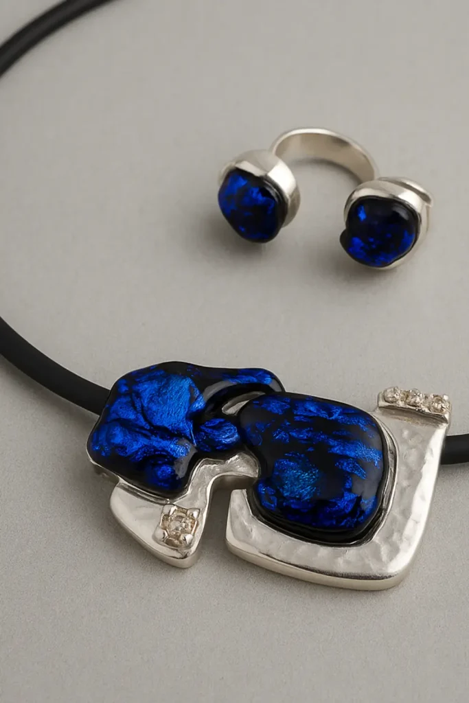 Colgante y anillo de vidrio fundido y plata