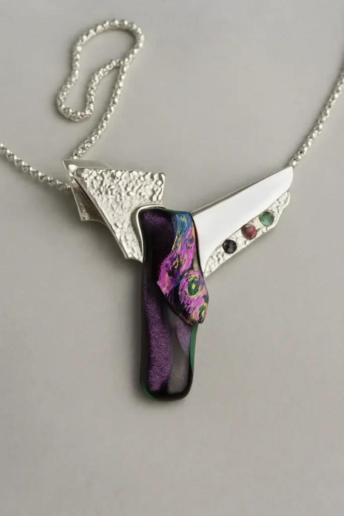 Colgante de diseño artesanal de vidrio fundido y plata